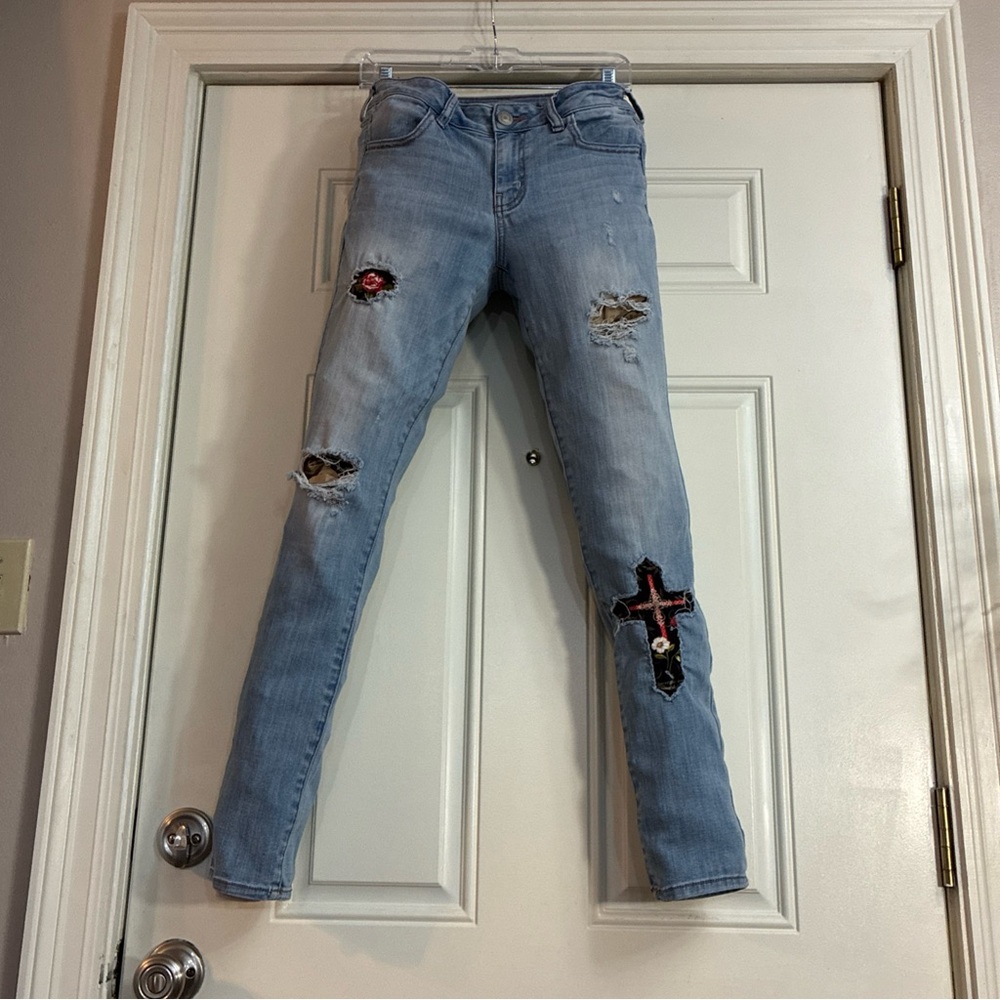 Women’s American Eagle Distressed Jeans w/ Hand-Sewn Cross/Rose Patches, W30 - Picture 8 of 14